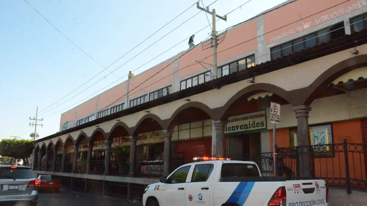 Gestionan recursos para implementar un sistema antiincendios en el mercado Reforma.  Foto Luis Luévanos.